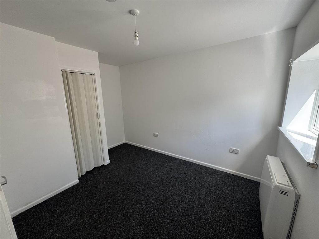 Property photo 1 of 8 Bedroom (1/2)