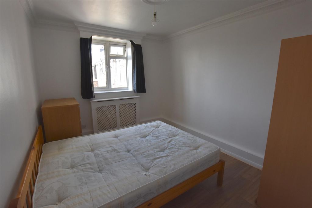 Property photo 3 of 9 Bed3.Jpg