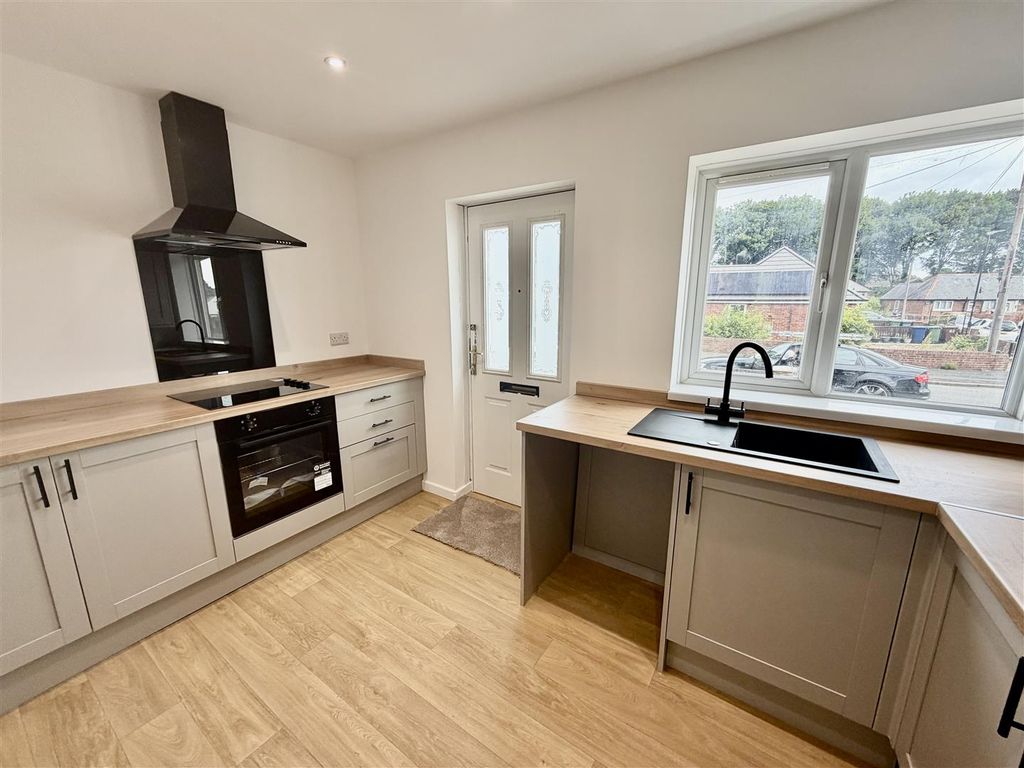 Property photo 2 of 12 Kitchen