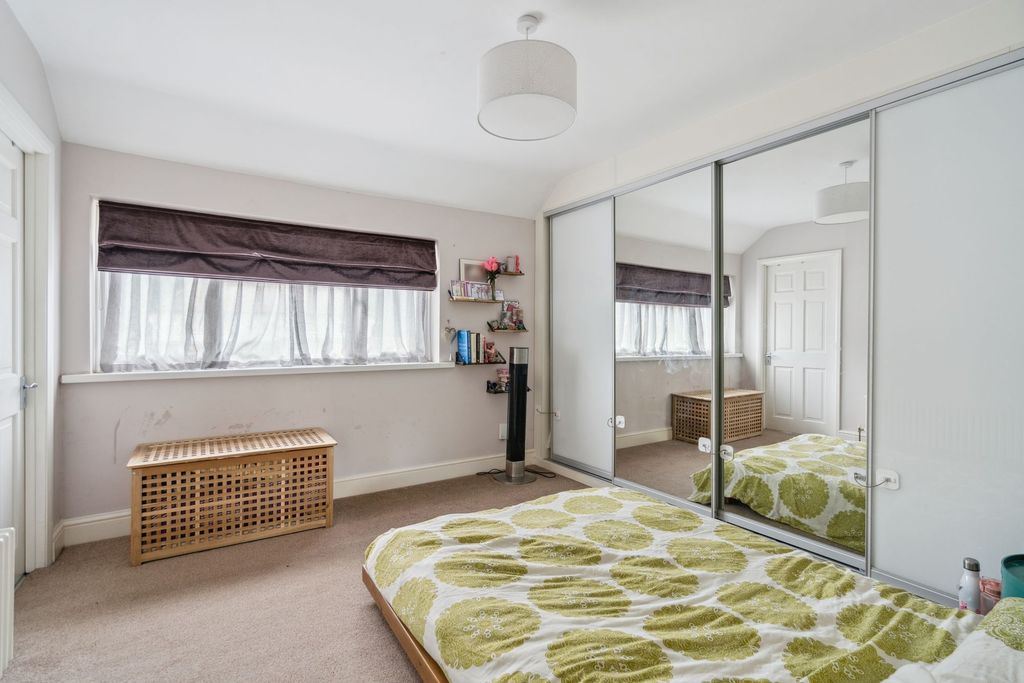 Property photo 3 of 13 Bed 1