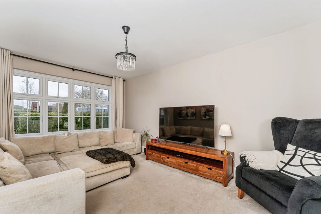 Property photo 3 of 31 Lounge