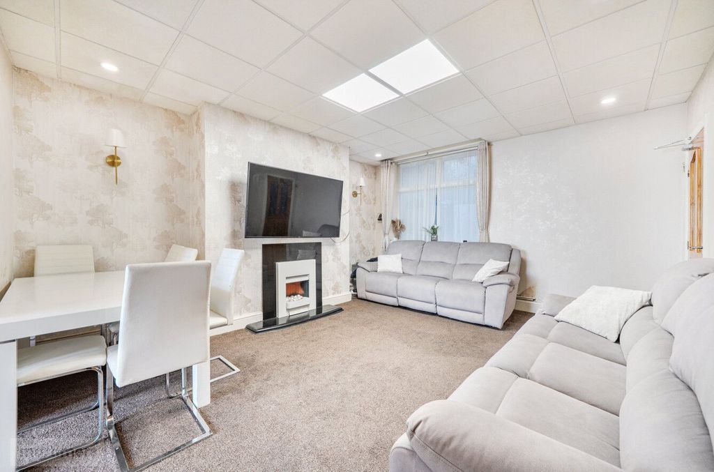 Property photo 3 of 21 Dining Room