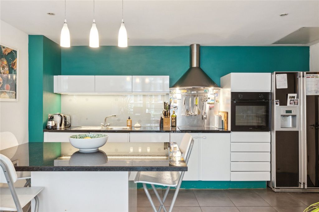 Property photo 3 of 10 Kitchen