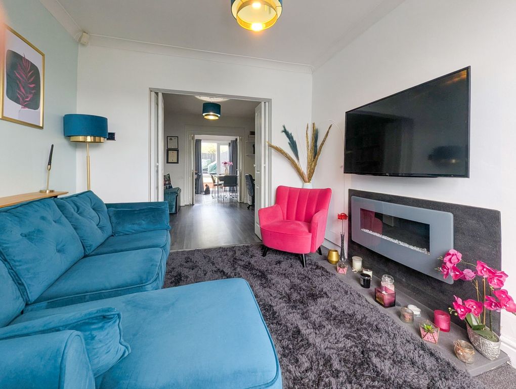 Property photo 3 of 20 Lounge