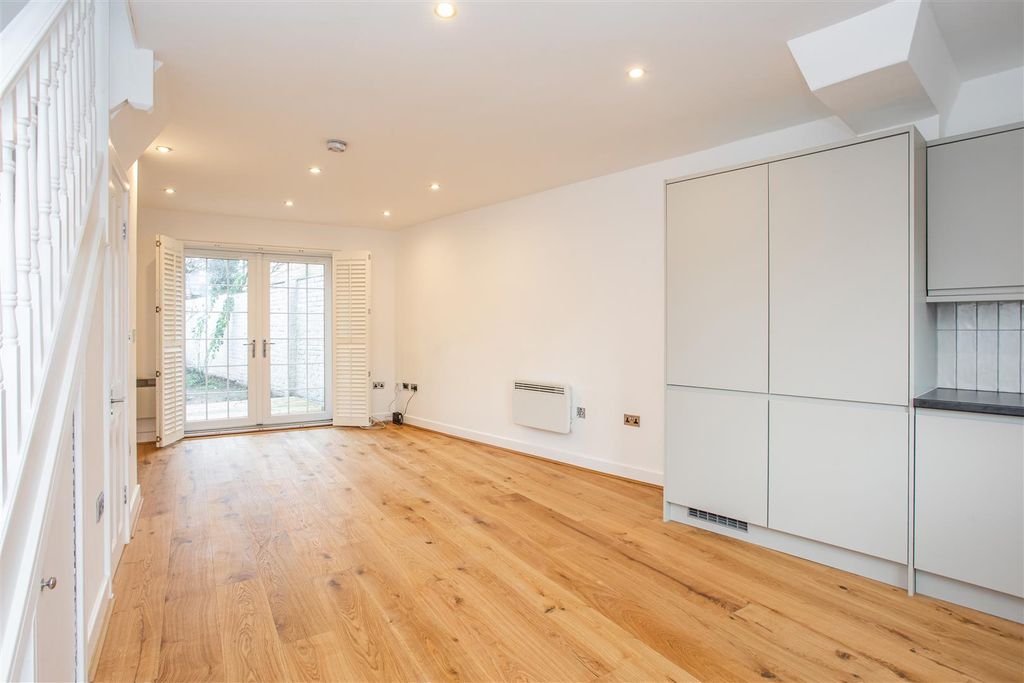 Property photo 3 of 18 Reception