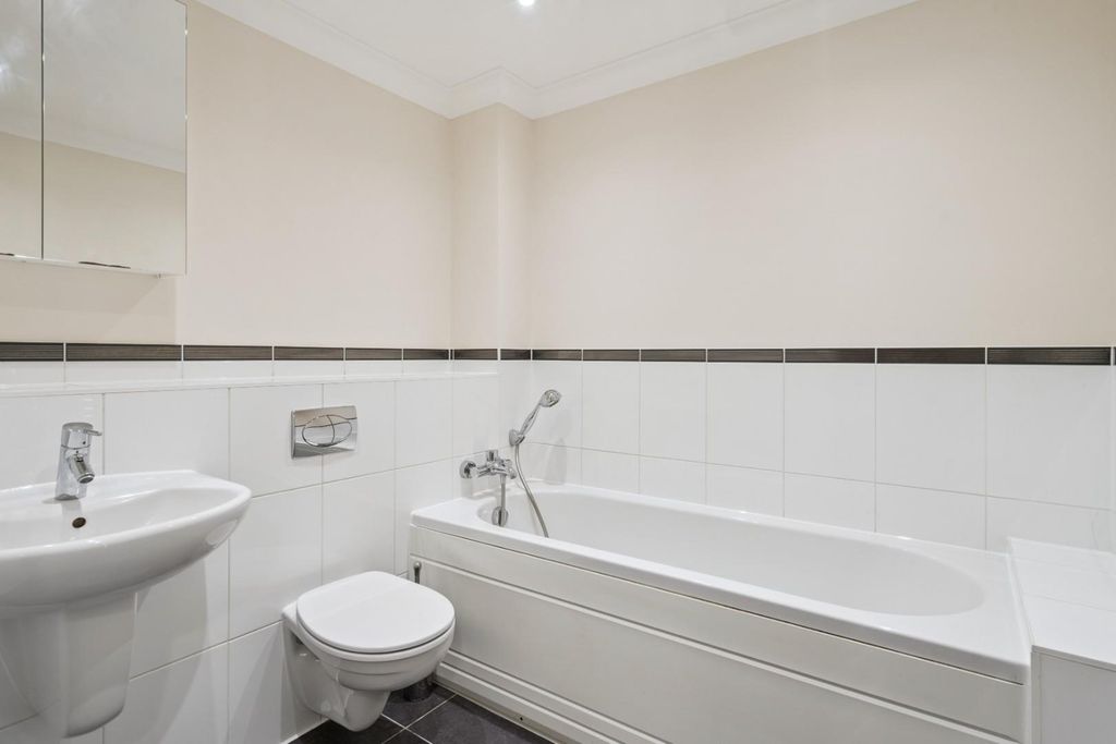Property photo 3 of 17 Bathroom