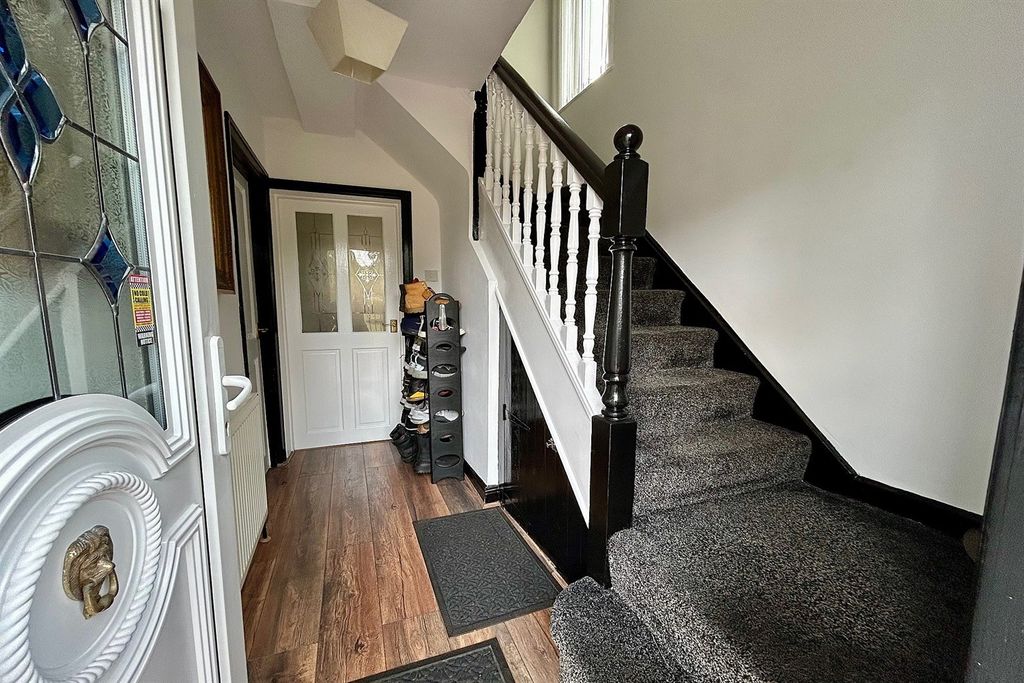 Property photo 2 of 25 Entrance Hallway