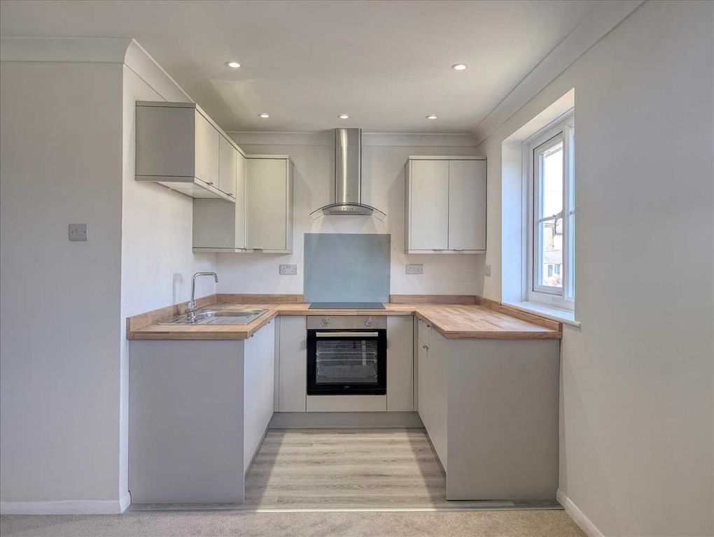 Property photo 2 of 10 Kitchen