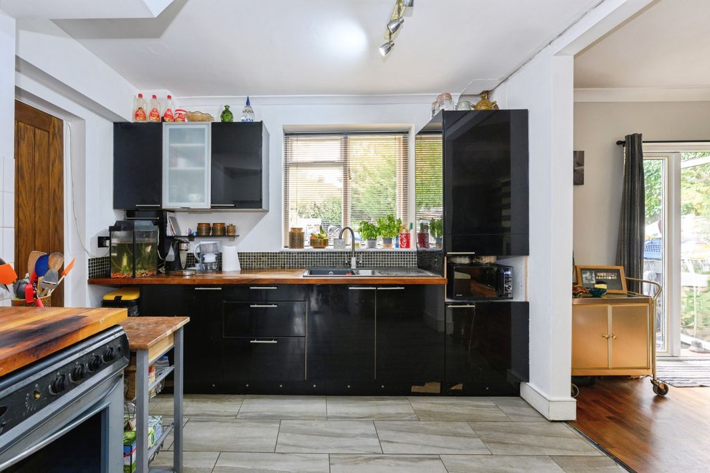 Property photo 3 of 16 Kitchen