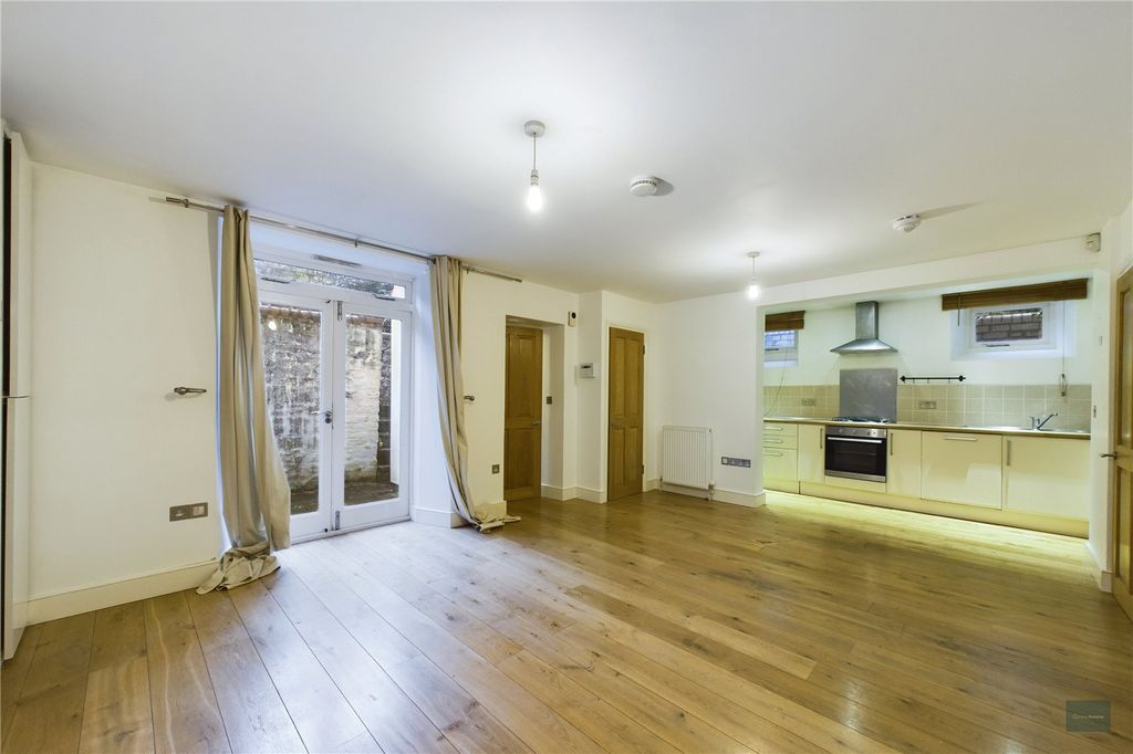 Property photo 2 of 8 Picture No. 14