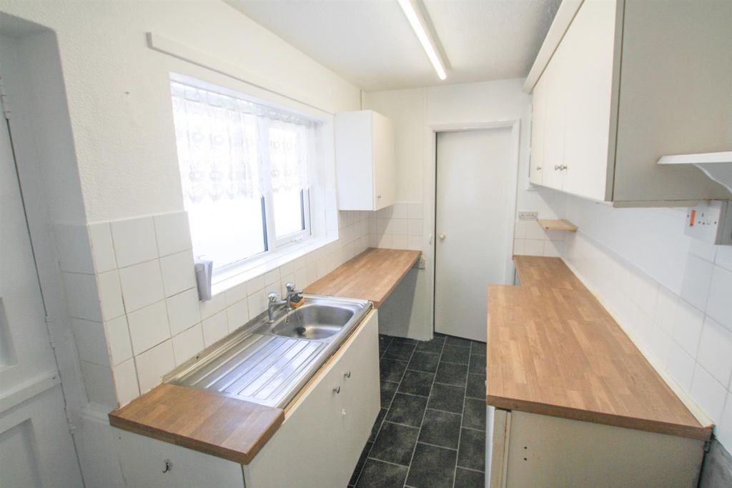 Property photo 3 of 10 Kitchen