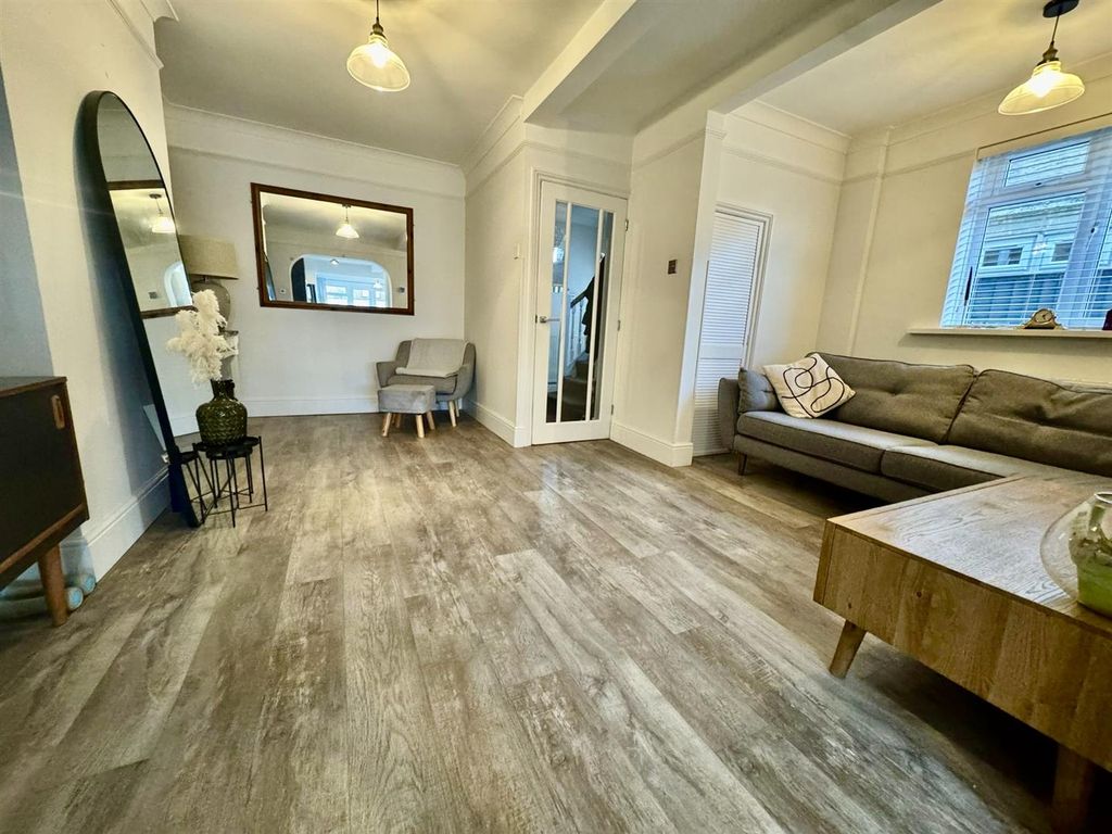 Property photo 2 of 14 65769Dce-67A4-434F-A10A-c10d47A4Feef.Jpg