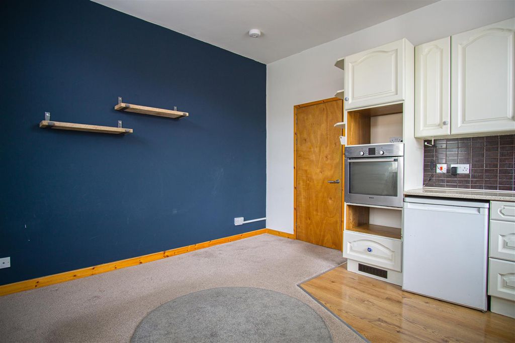 Property photo 3 of 7 Reception / Kitchen