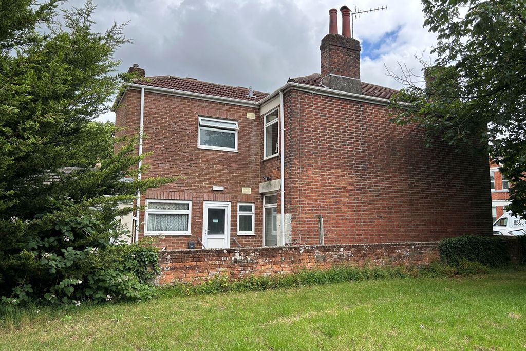 Property photo 2 of 8 82 Church Street, Southampton So15 5Lu