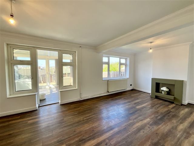 Property photo 2 of 18 Lounge