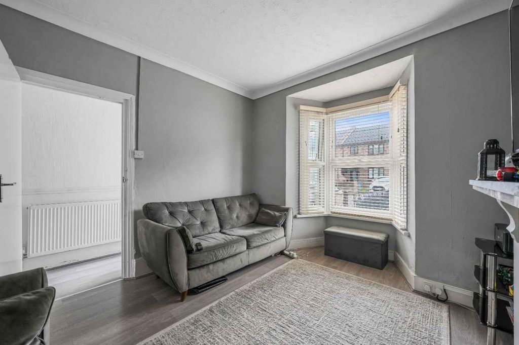 Property photo 3 of 18 Living Room