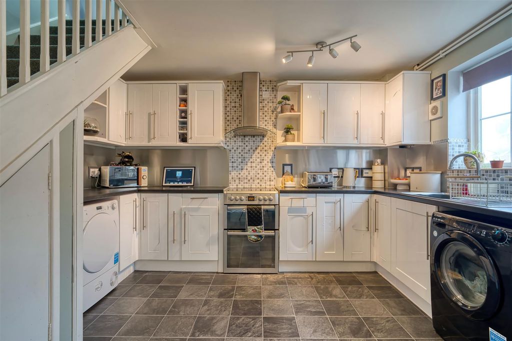 Property photo 2 of 9 Kitchen