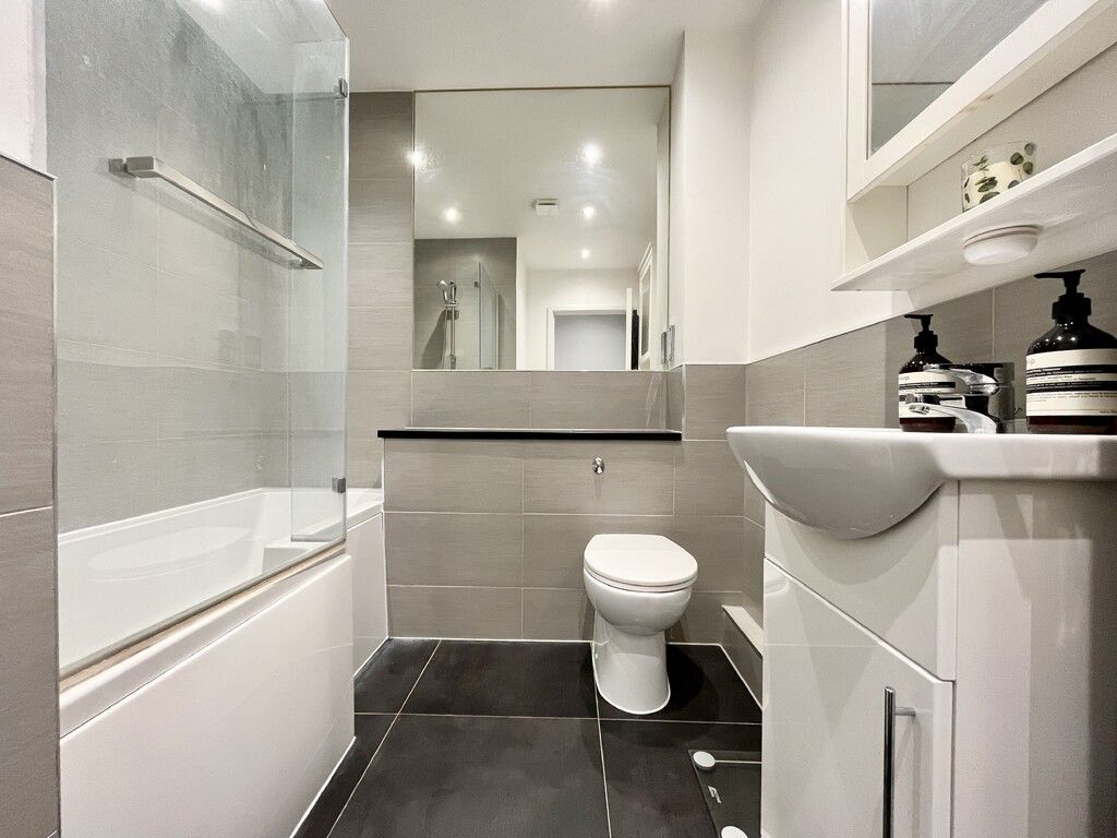 Property photo 3 of 11 Bathroom.