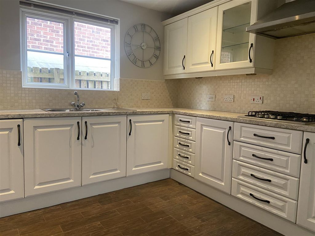 Property photo 2 of 10 Kitchen