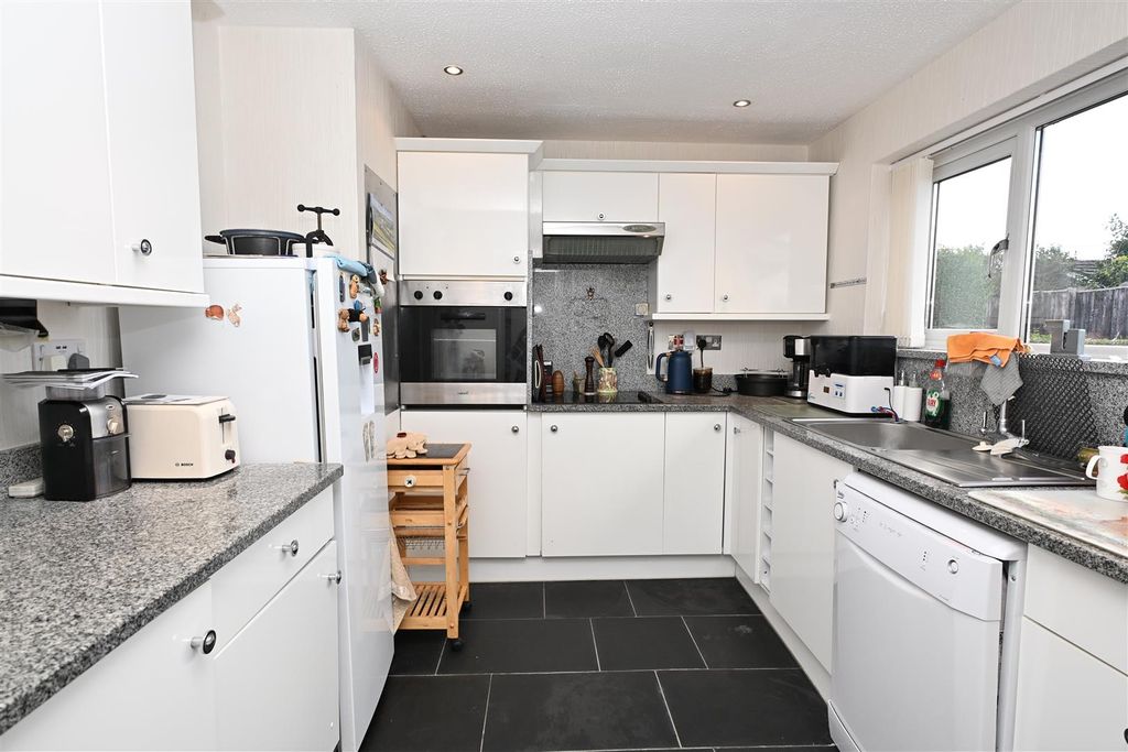 Property photo 2 of 18 Kitchen
