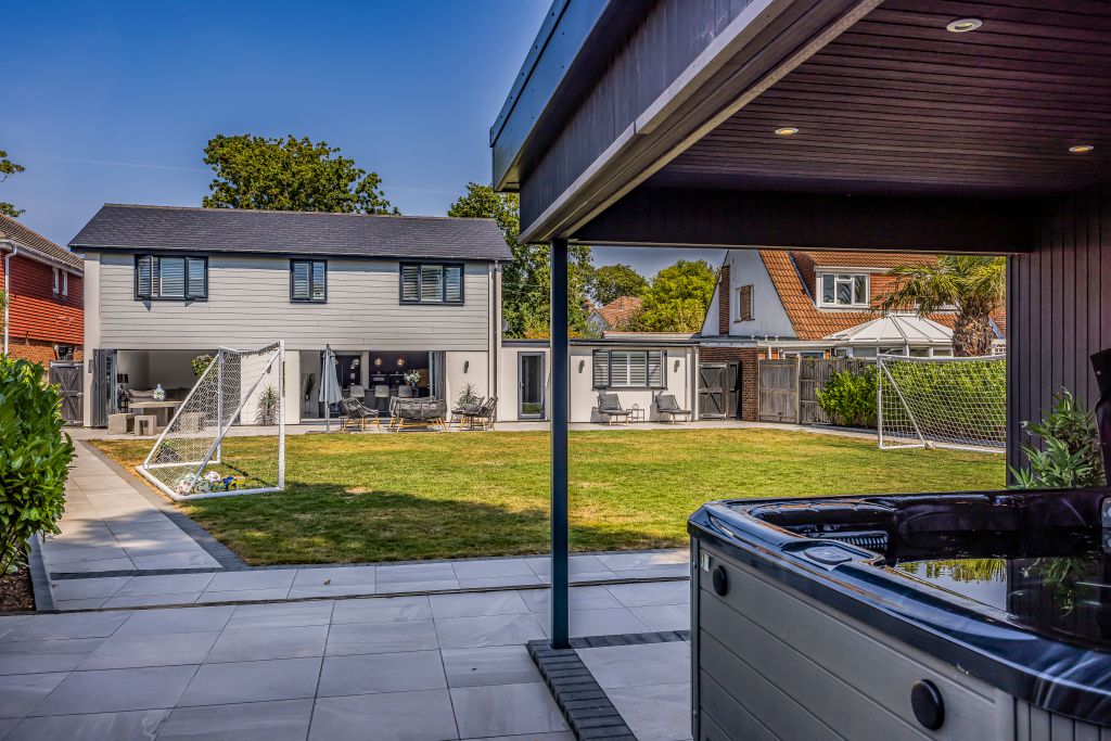 Property photo 1 of 35 19 Bacon Lane, Hayling Island-Porticomarketing-Fin