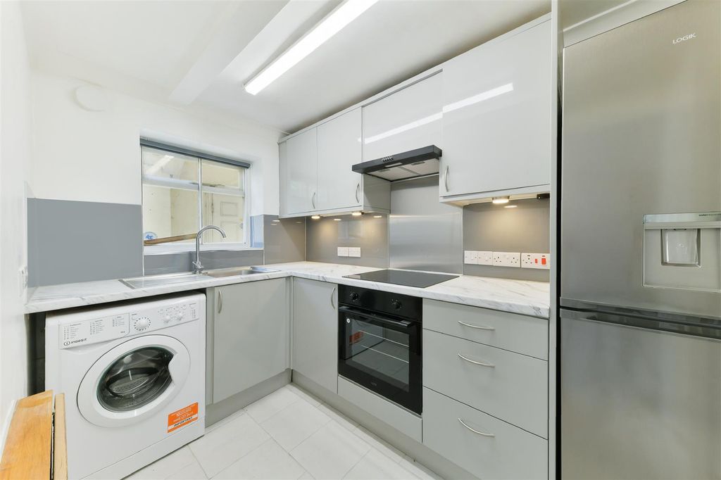 Property photo 1 of 8 Montague Court,