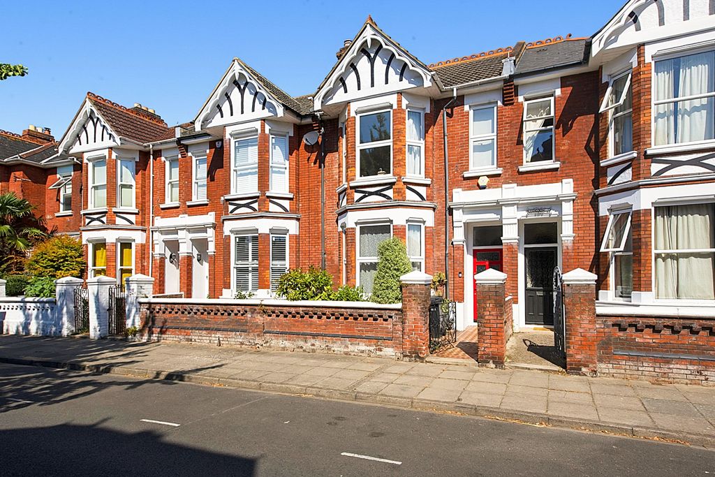 Property photo 1 of 18 40_Bembridge_Crescent_New-Small_1