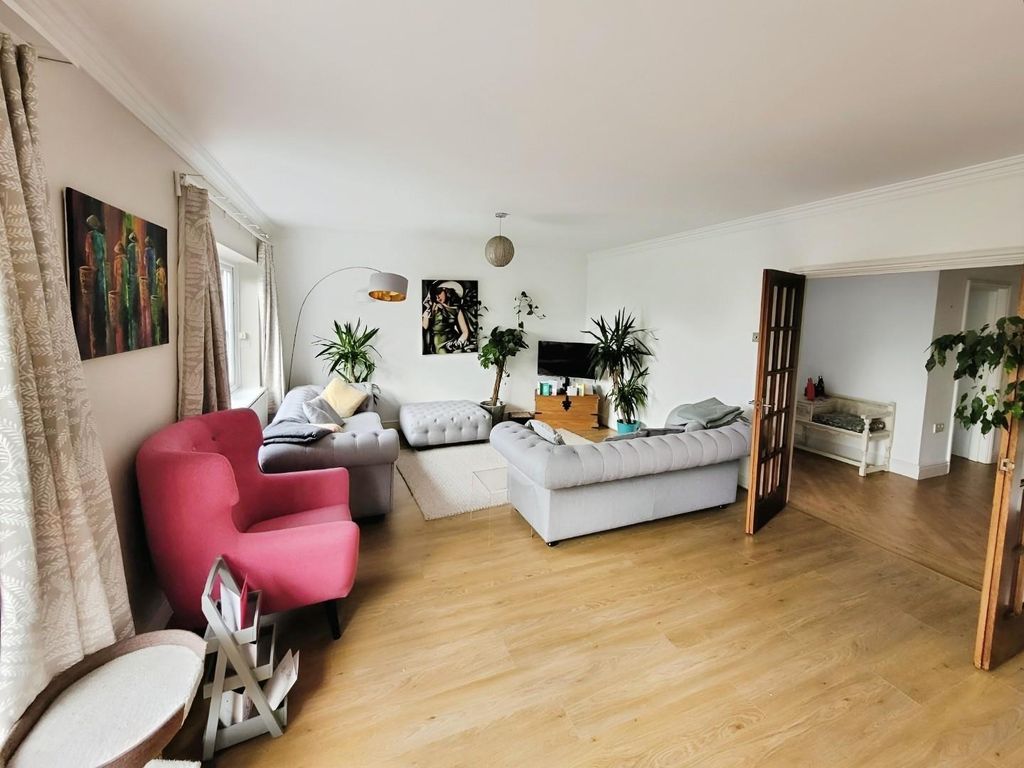 Property photo 3 of 13 Ade86A4A-Lounge.Jpg