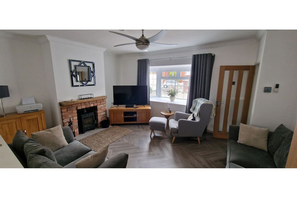 Property photo 2 of 32