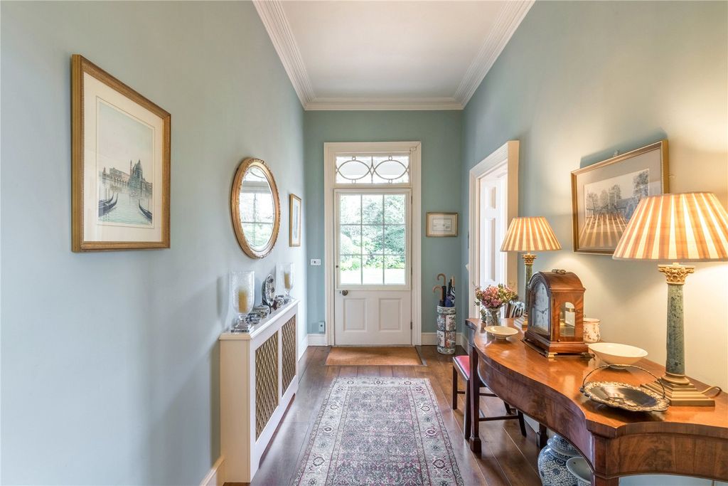 Property photo 3 of 20 Entrance Hall