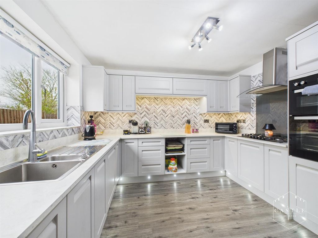 Property photo 3 of 23 Kitchen