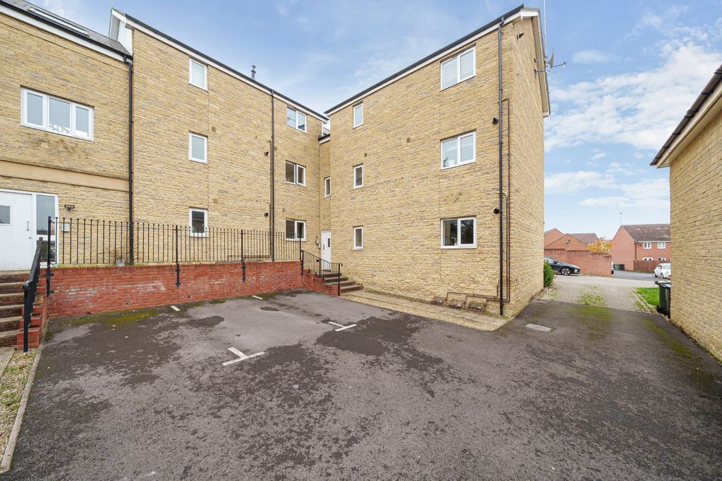 Property photo 1 of 12 Parking