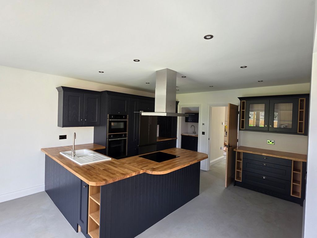 Property photo 2 of 9 Kitchen