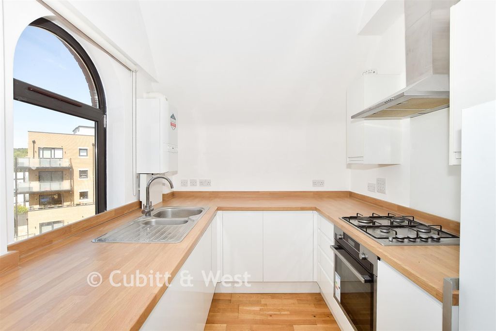 Property photo 3 of 9 Kitchen/ Lounge