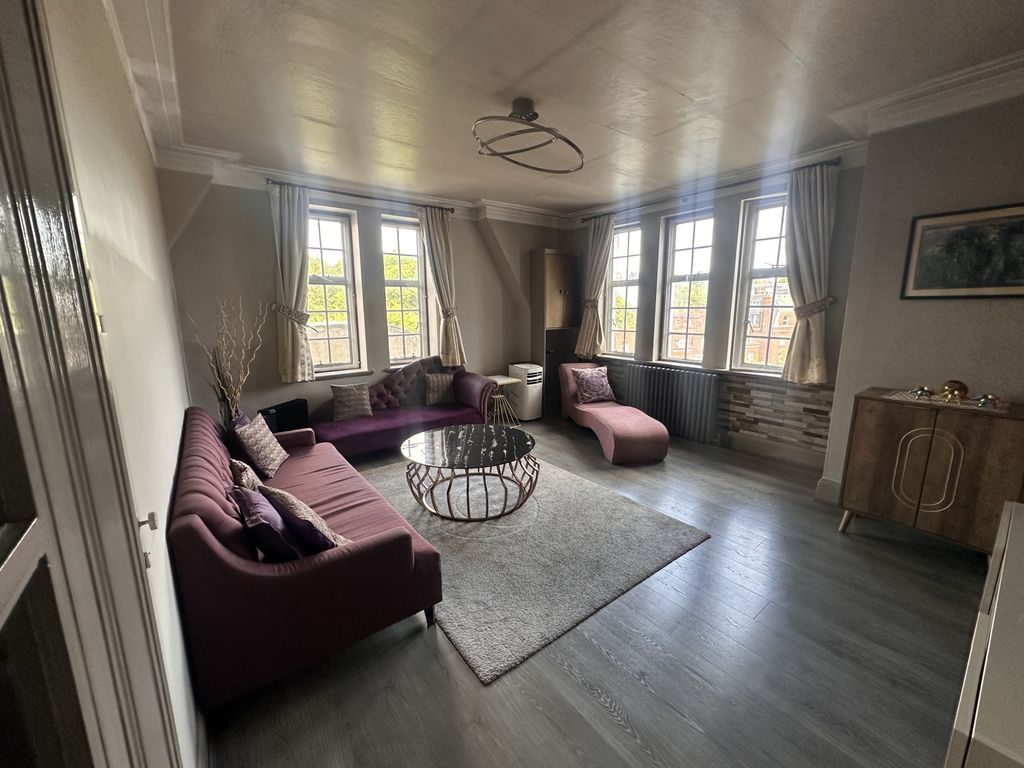 Property photo 2 of 31 Gallery