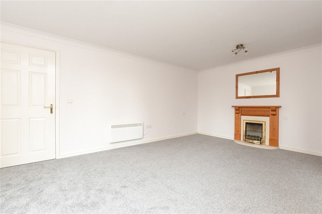 Property photo 2 of 17 Lounge / Diner