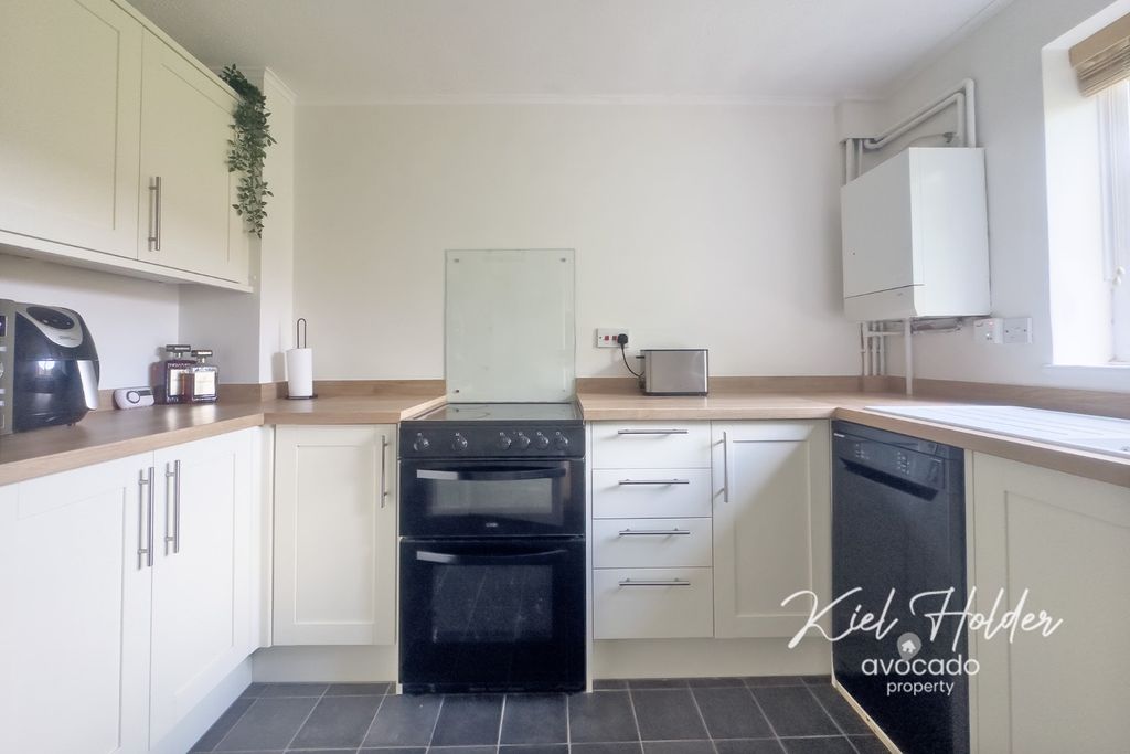 Property photo 2 of 17 4984072