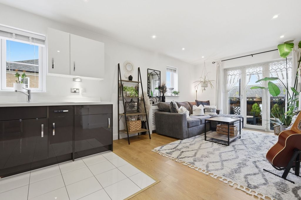 Additional image 7 of 2 bed flat for saleBuckingham Road, Epping CM16
