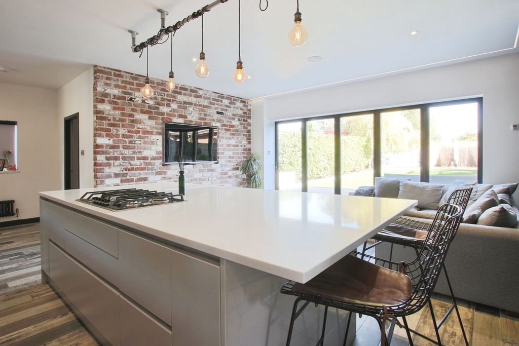 Property photo 3 of 28 4304945