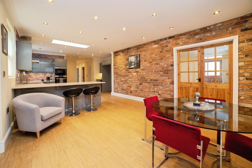 Property photo 2 of 28