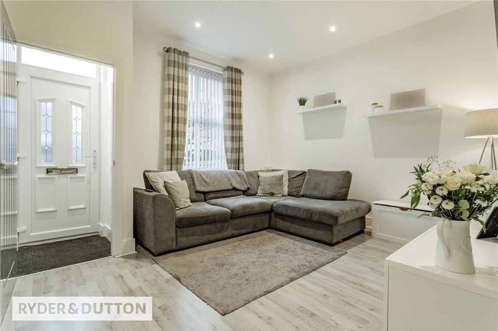 Property photo 2 of 15 Lounge