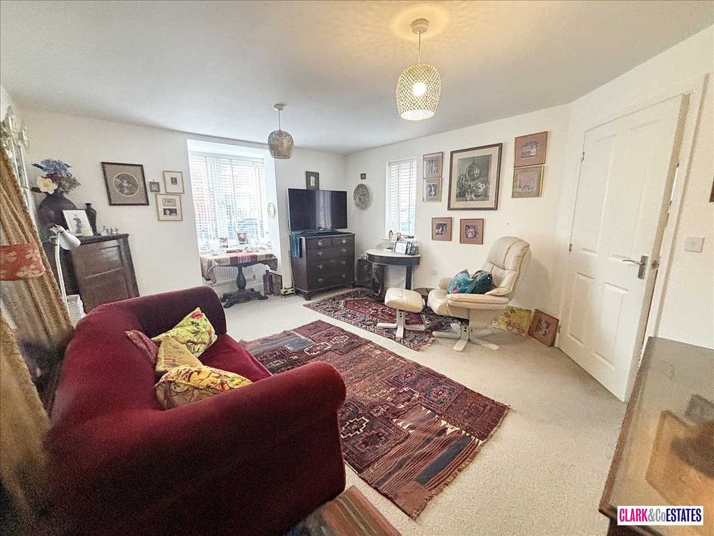 Property photo 3 of 12 Lounge