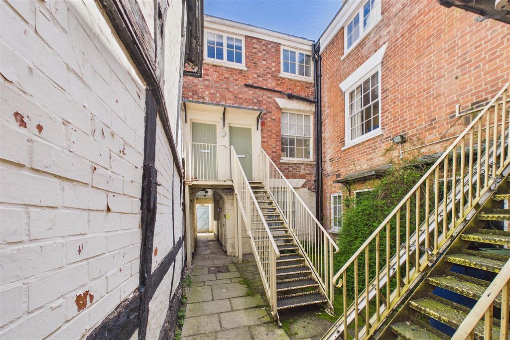 Property photo 2 of 47 Printers Court, 139 High Street, Tewkesbury, Glocu
