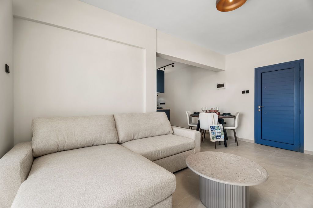 Property photo 2 of 11 Lounge