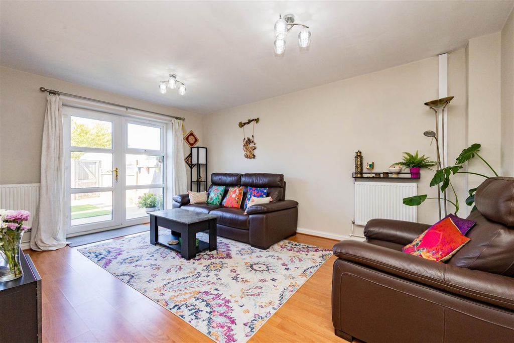 Property photo 2 of 22 Lounge