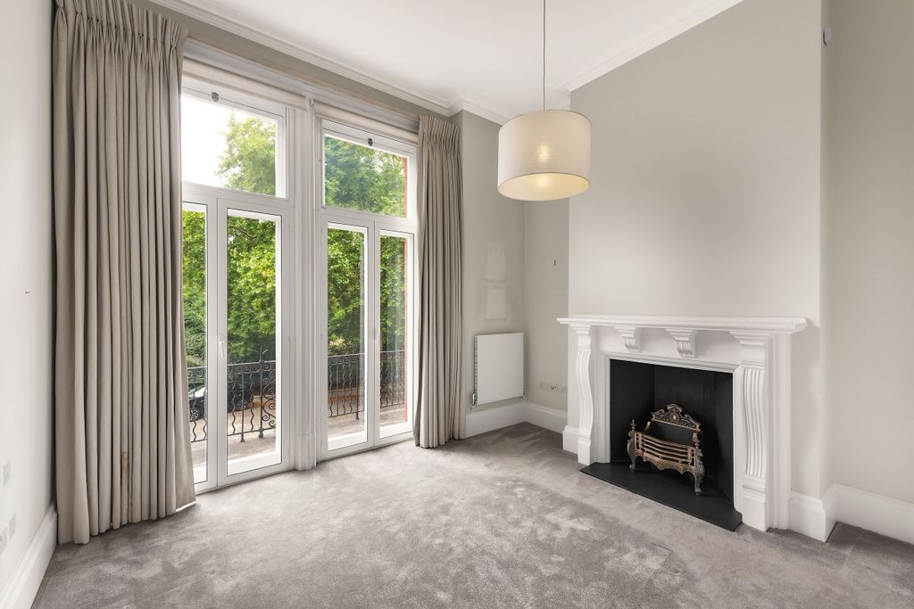 Property photo 3 of 8 Hans Place