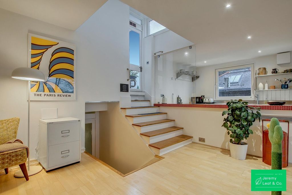 Property photo 3 of 18 Kitchen