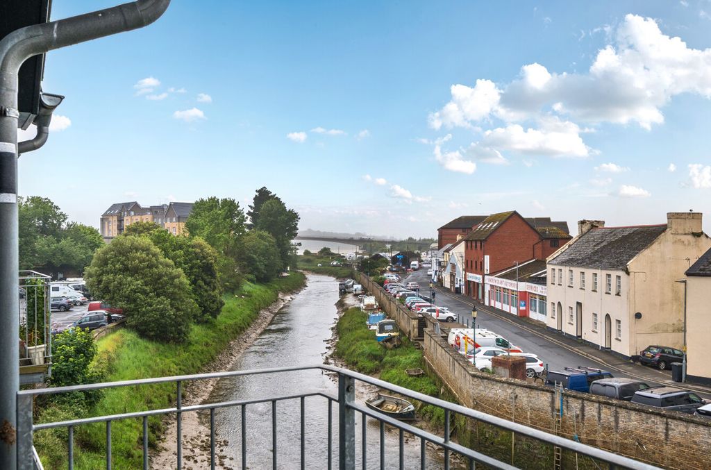 3 bed flat for saleNorth Walk, Barnstaple, Devon EX31 photo 2