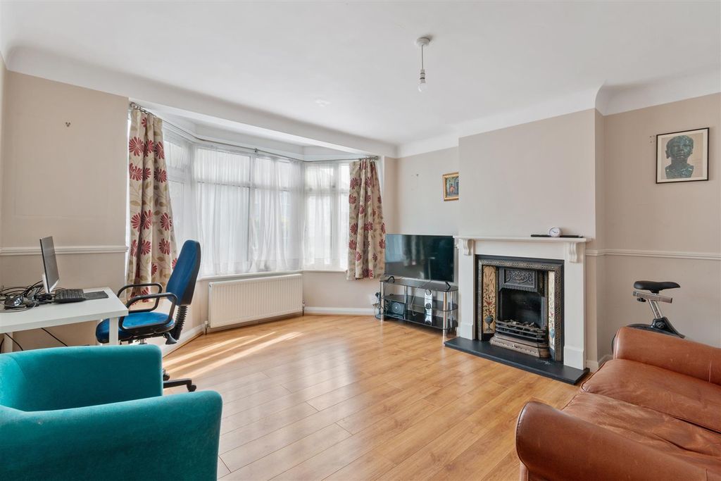 Property photo 3 of 11 Glenthorpe Road