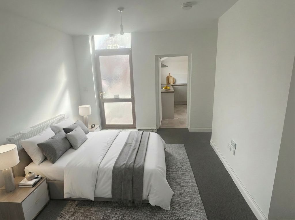 Property photo 2 of 4 Bright, Modern Bedroom With Large Double Bed...